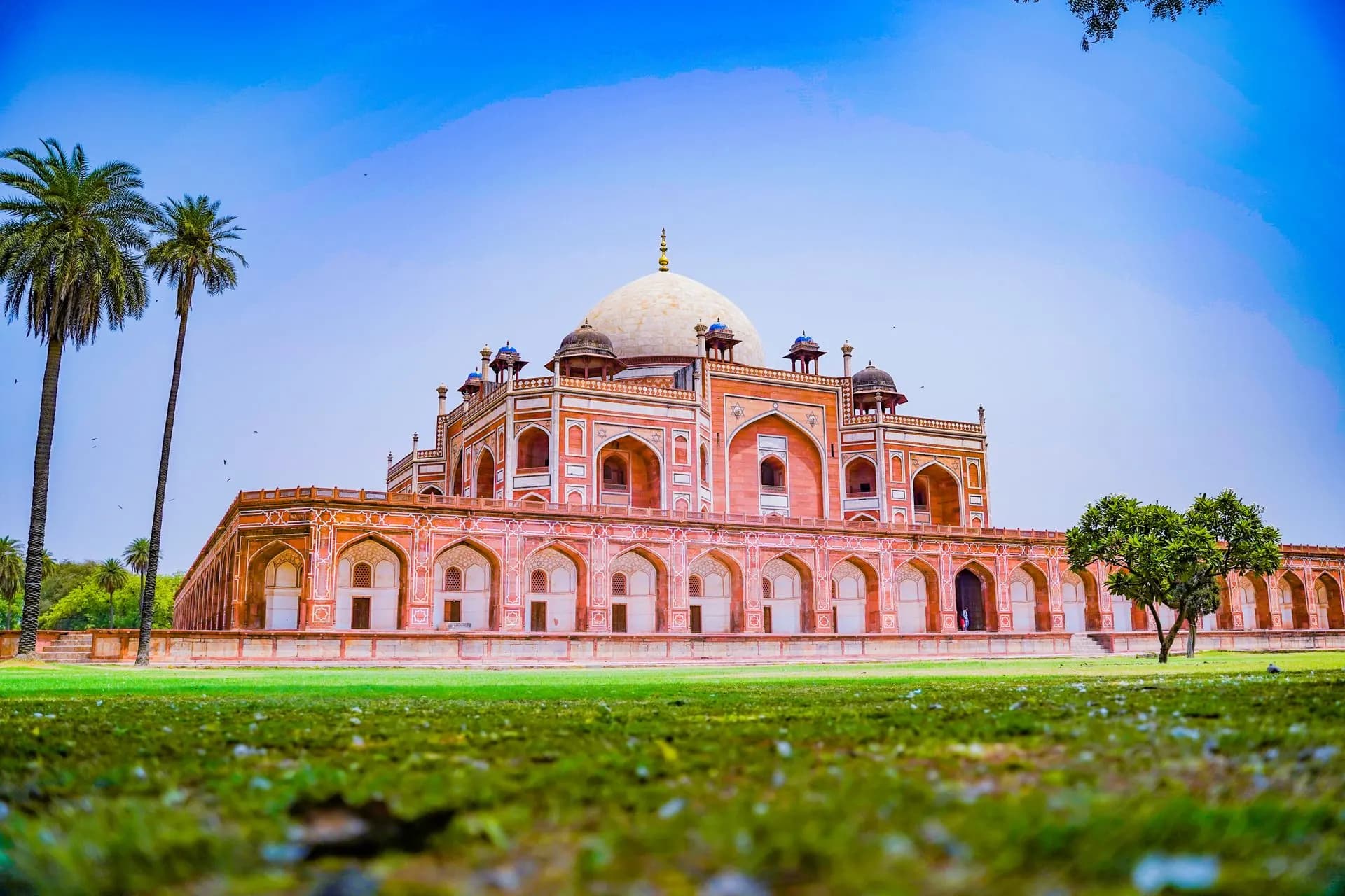 Humayun's Tomb in Delhi, red sandstone and white marble under a clear blue sky.